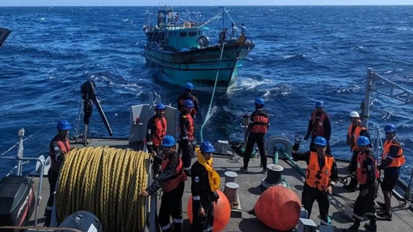 Indian Navy staff rescued fishermen trapped in the sea