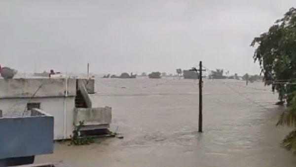 Rain disaster in Bhupalapalli district; Moranchapalli Village indulged.. villagers in fear Video!!