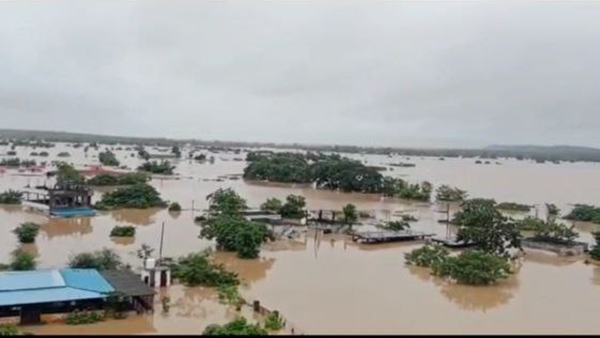 Medaram indulged in flood.. 8 people stranded in Jampannawagu flood in kondai!!