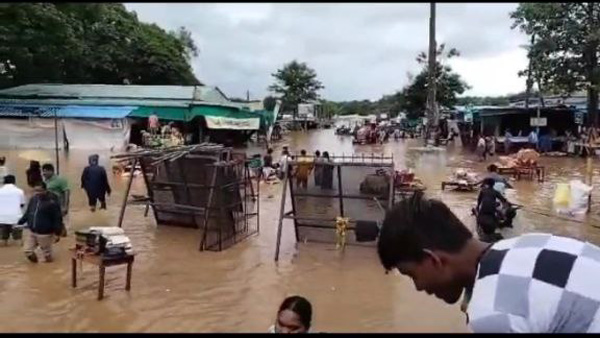 Medaram indulged in flood.. 8 people stranded in Jampannawagu flood in kondai!!