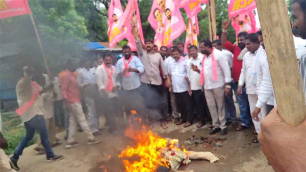 revanth reddy effigy burnt by MLC padi kaushik reddy revanth reddy effigy burnt by MLC padi kaushik reddy