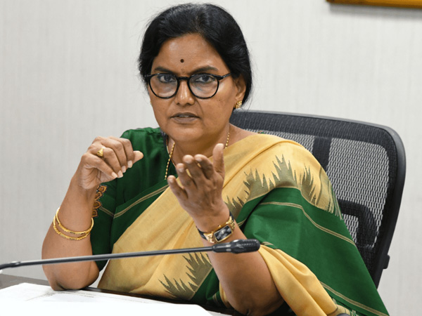 telangana cs shanti kumari teleconference with officials on rains in the state