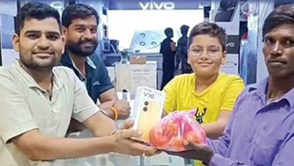 A mobile shop in Madhya Pradesh is giving two kilos of tomatoes as a gift if they buy a smart phone