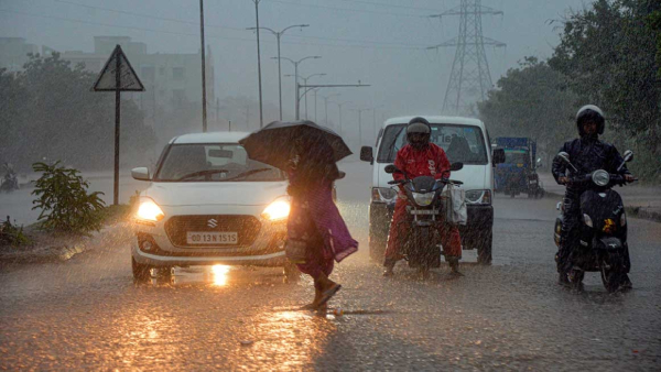 IMD Issue Heavy rain fall alert for Telangana, Govt Declared holidays for Schools