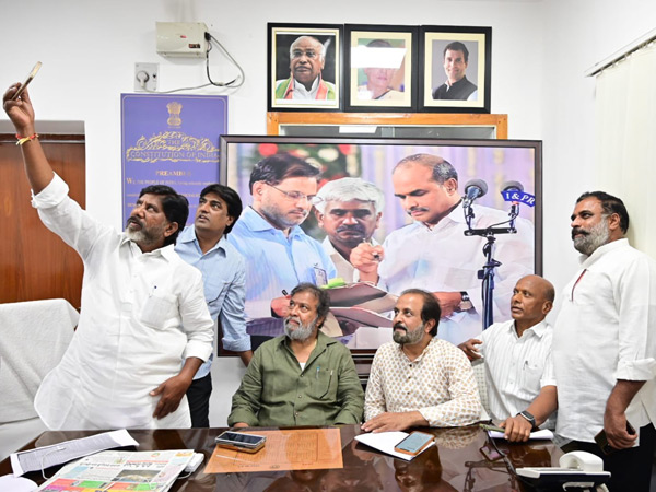 Congress launched Selfie with free power signature campaign in Telangana 