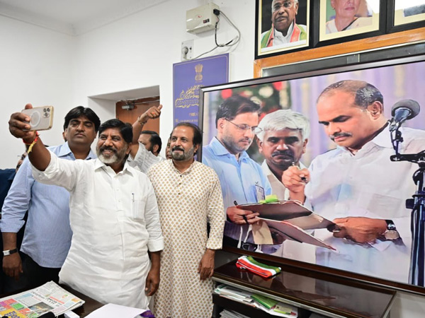 Congress launched Selfie with free power signature campaign in Telangana 