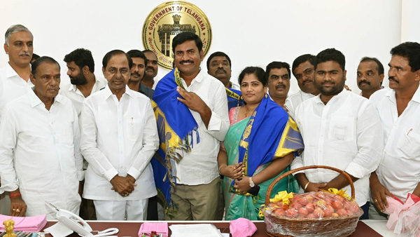 Medak farmer B Mahipal Reddy earned Rs 2 crore from Tomatoes cultivation meets CM KCR