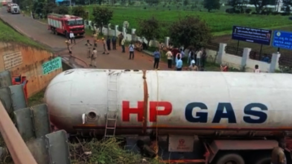 18 ton gas tanker stuck in the underpass, people ran in fear near Dharwad in karnataka.