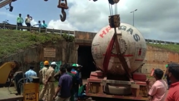 18 ton gas tanker stuck in the underpass, people ran in fear near Dharwad in karnataka.