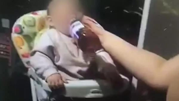 A mother who drank wine to the baby and went shopping because the baby was crying in America. 