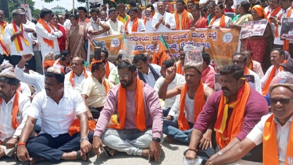 BJP leaders and farmers are protesting in Mandya demanding that Cauvery water not be released to Tamil Nadu