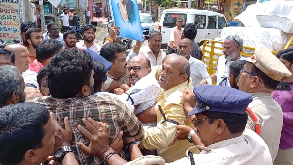 chiranjeevi fans protest in gudivada against kodali nanis pakodi remarks 