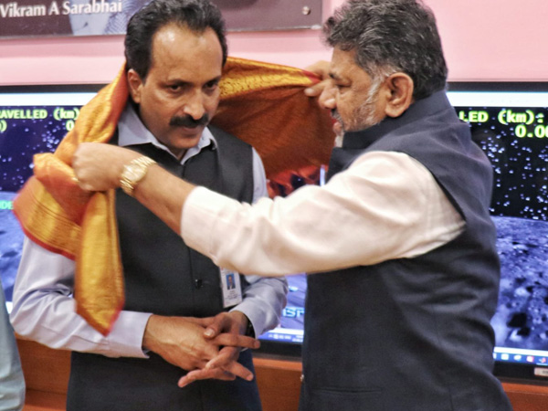 Chandrayaan 3 mission: Karnataka Dy CM DK Shivakumar felicitated to ISRO scientists Chandrayaan 3 mission: Karnataka Dy CM DK Shivakumar felicitated to ISRO scientists