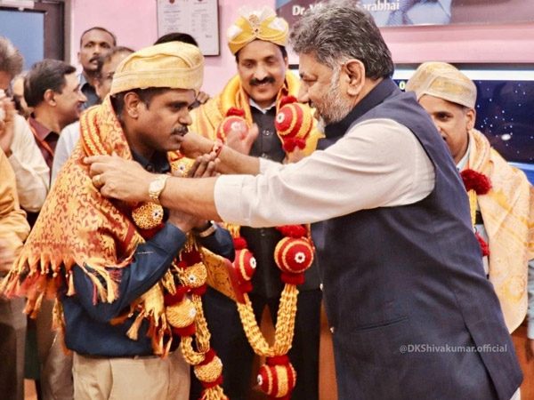 Chandrayaan 3 mission: Karnataka Dy CM DK Shivakumar felicitated to ISRO scientists Chandrayaan 3 mission: Karnataka Dy CM DK Shivakumar felicitated to ISRO scientists