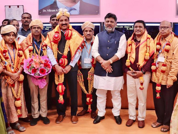 Chandrayaan 3 mission: Karnataka Dy CM DK Shivakumar felicitated to ISRO scientists Chandrayaan 3 mission: Karnataka Dy CM DK Shivakumar felicitated to ISRO scientists