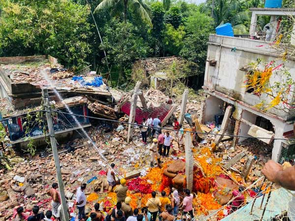 Explosion in fireworks factory Seven people died in duttapukur west bengal