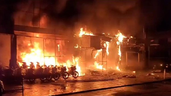  Huge fire accident in TVS bike showroom in Vijayawada: 300 vehicle burned.