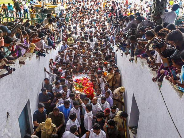 people poet gaddar funeral ends: thousands of fans attended people poet gaddar funeral ends: thousands of fans attended