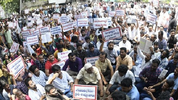 Telangana group 2 candidates protest at tspsc office to postpone exams
