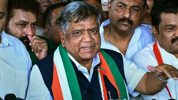 PM Modi is doing gimmicks by reducing gas cylinder prices before the elections, Former CM Jagdish Shetter. PM Modi is doing gimmicks by reducing gas cylinder prices before the elections, Former CM Jagdish Shetter.