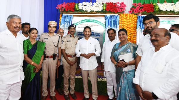 CM Jagan key comments against Chandrababu, releases Vidya deevena funds at Nagari