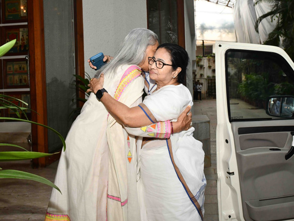  CM Mamata Banerjee tied rakhi to Amitabh Bachchan at his residence