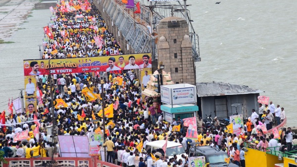 nara lokesh yuvagalam padayatra enters vijayawada as prakasam barrage filled with massive crowd