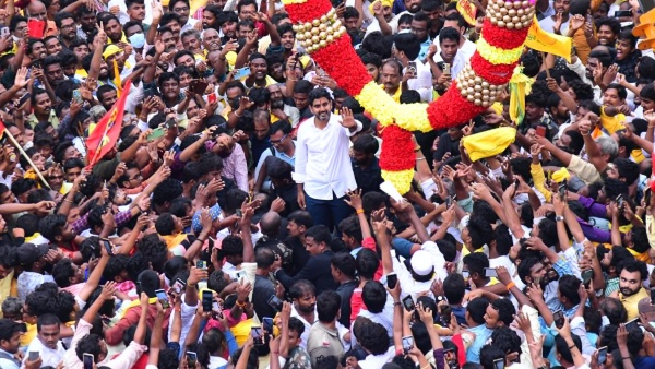 nara lokesh yuvagalam padayatra enters vijayawada as prakasam barrage filled with massive crowd