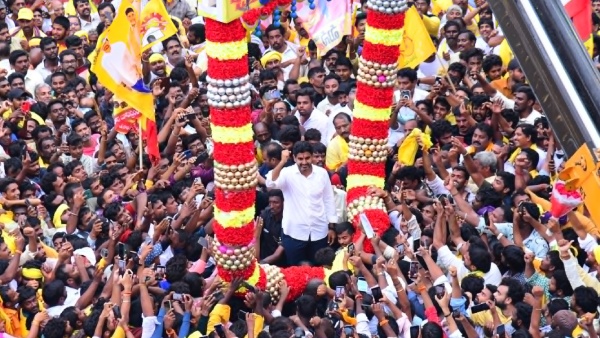 nara lokesh yuvagalam padayatra enters vijayawada as prakasam barrage filled with massive crowd