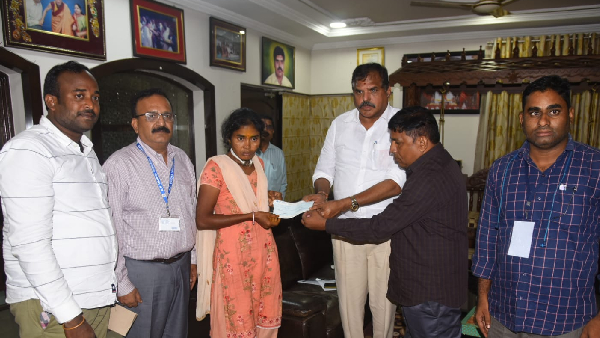 ys jagans humanity gesture- rs.3 lakh help to cancer victim woman within hours of request