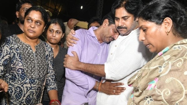 Telangana cm kcr ordered to official cremation for gaddar last rights