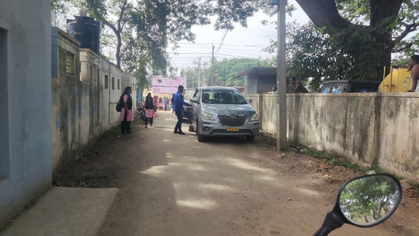 A college girl was stabbed near the college and kidnapped in an Innova car and fled near Bengaluru. A college girl was stabbed near the college and kidnapped in an Innova car and fled near Bengaluru.