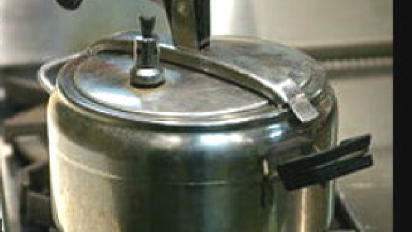 The boyfriend killed his live-in partner girlfriend by hitting her with a pressure cooker in Bengaluru. The boyfriend killed his live-in partner girlfriend by hitting her with a pressure cooker in Bengaluru.