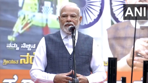 PM Narendra Modi Hails ISRO Scientists With Jai Vigyan Jai Anusandhan Slogan In Bengaluru PM Narendra Modi Hails ISRO Scientists With Jai Vigyan Jai Anusandhan Slogan In Bengaluru