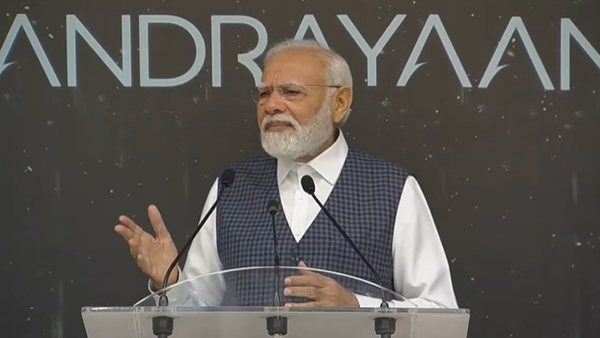 PM Narendra Modi Hails ISRO Scientists With Jai Vigyan Jai Anusandhan Slogan In Bengaluru PM Narendra Modi Hails ISRO Scientists With Jai Vigyan Jai Anusandhan Slogan In Bengaluru