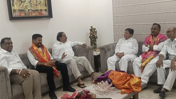Revanth reddy meets Thummala Nageswara rao to invite him to congress party Revanth reddy meets Thummala Nageswara rao to invite him to congress party