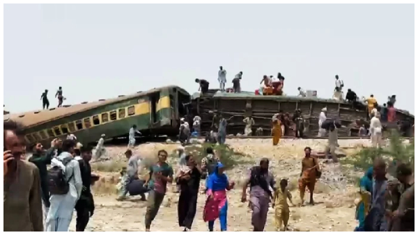 Several dead and others injured after Hazara Express bogies derail in Pakistan Several dead and others injured after Hazara Express bogies derail in Pakistan