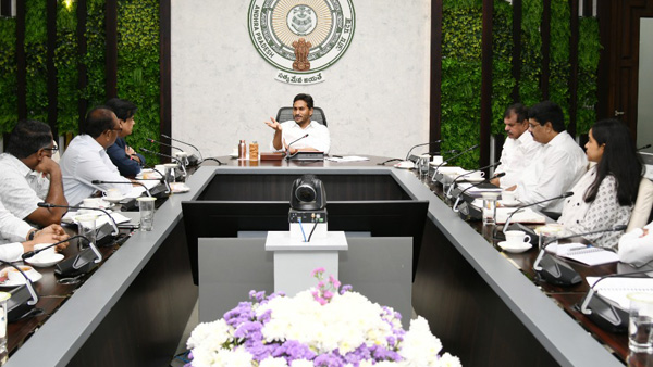 ys jagan key suggestions to education officials over education reforms