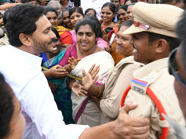 ys jagan lauds kunavaram si for his heroics in godavari floods, recommends for medal ys jagan lauds kunavaram si for his heroics in godavari floods, recommends for medal