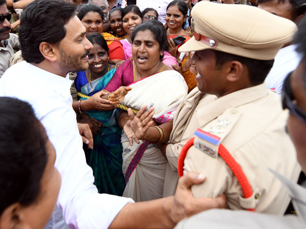 ys jagan lauds kunavaram si for his heroics in godavari floods, recommends for medal ys jagan lauds kunavaram si for his heroics in godavari floods, recommends for medal