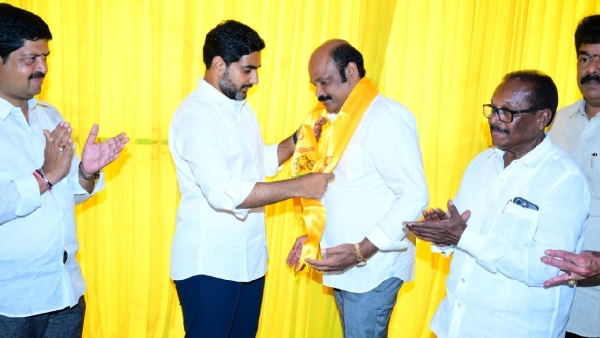 former ysrcp leader yarlagadda venkatrao joins tdp infront of nara lokesh, contest in gannavaram