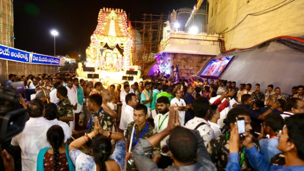  Sri Malayappa in the adornment of Venugopalakrishna on Sarvabhupalas vehicle in Tirumala. 