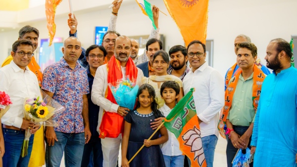 Bandi Sanjay landed in america; telugu nri welcomes him. Bandi Sanjay landed in america; telugu nri welcomes him.