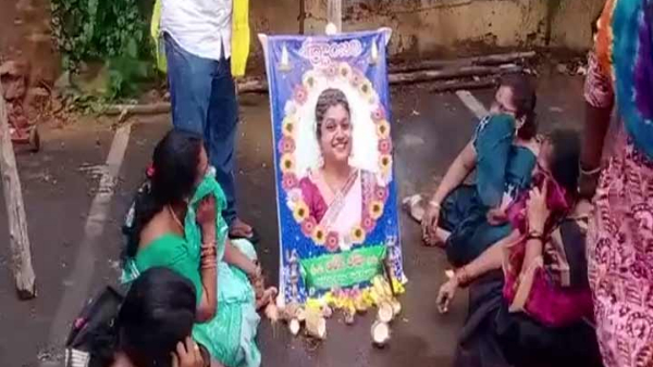 Tdp women leaders mourned in front of Rojas photo said RIP to roja!! Tdp women leaders mourned in front of Rojas photo said RIP to roja!!