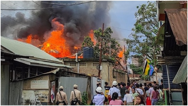 Three Dalits were brutally killed, relatives who set fire to the house of the killers in Uttar Pradesh. Three Dalits were brutally killed, relatives who set fire to the house of the killers in Uttar Pradesh.