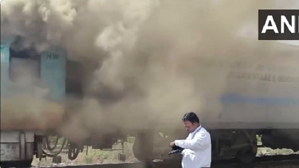 Fire breaks out in Humsafar Express