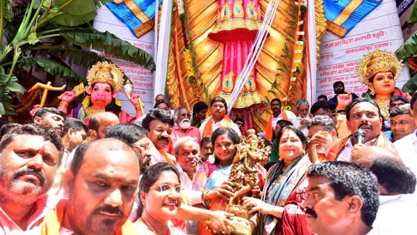 Governor tamilisai performed the first puja to khairatabad maha ganesh