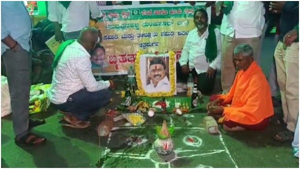 Kannadigas are protesting by performing funeral processions with effigies of Tamil Nadu CM MK Stalin.