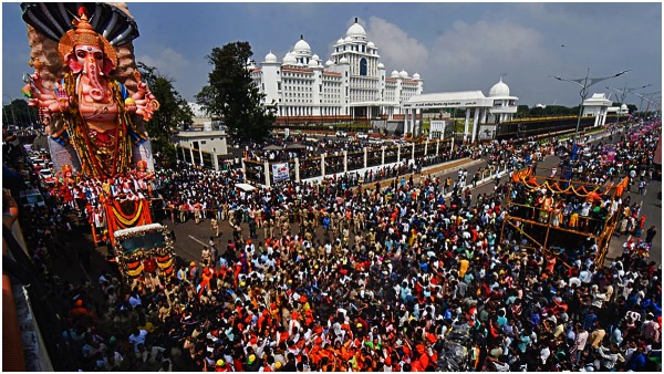 Khairtabad Ganesh immerssion competes at Hussain Sagar, Huge Crowd witness the Shoba Yatra
