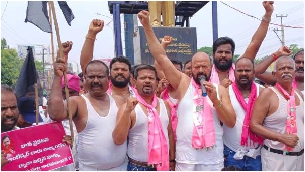 Palla rajeswar reddy vs MLA muthireddy yadagiri reddy.. MLA half-naked protest!! Palla rajeswar reddy vs MLA muthireddy yadagiri reddy.. MLA half-naked protest!!